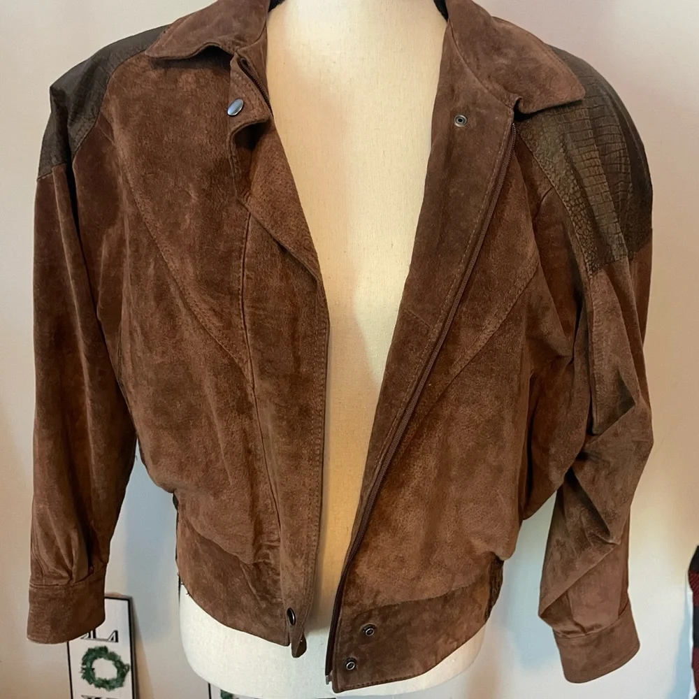 Bermans Woman’s Vintage Bomber Style Leather Jacket in great vintage condition - Picture 5 of 11